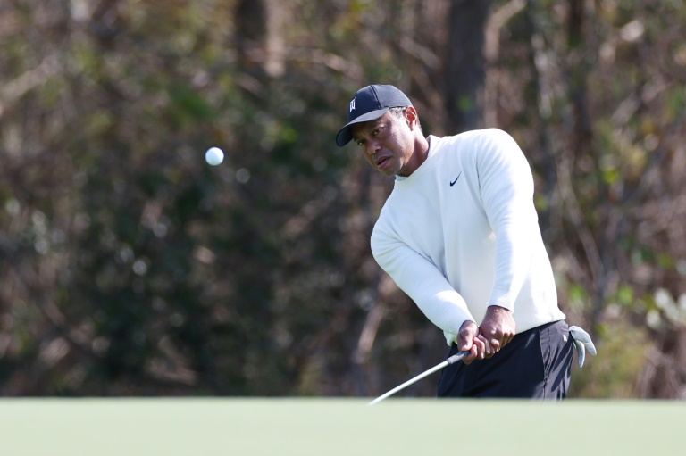 Woods y su hijo Charlie buscan el título antes de que Tiger descanse con el pie dolorido
