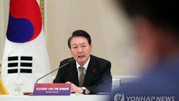 Yoon calls for win-win growth of small, large businesses