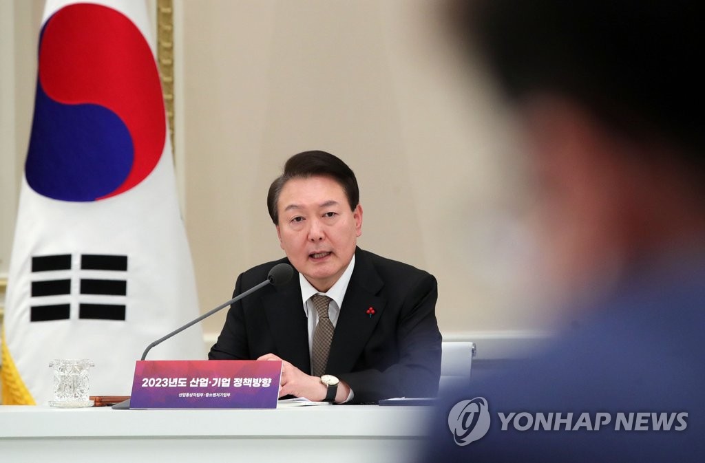 Yoon calls for win-win growth of small, large businesses