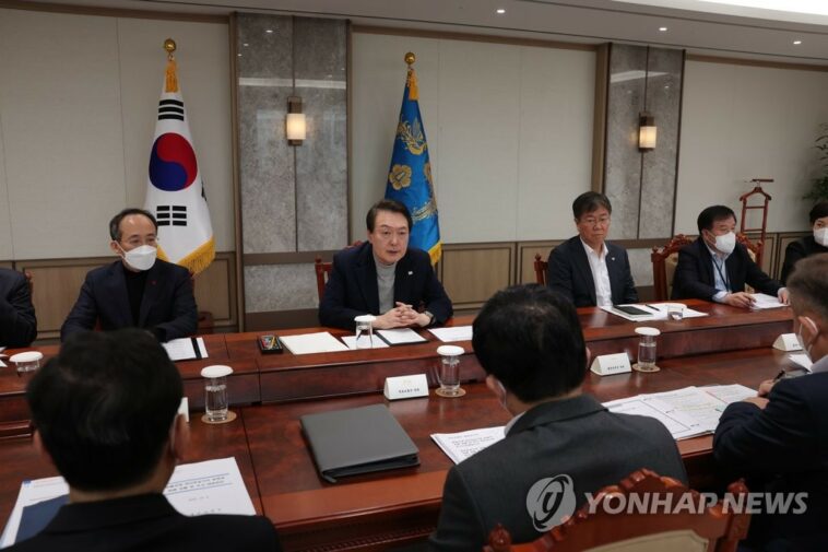 Yoon likens truckers&apos; strike to N. Korea&apos;s nuclear threat