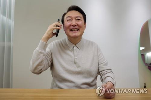 Yoon speaks by phone with Bento, Son after S. Korea&apos;s victory over Portugal