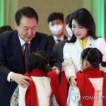 Yoon, first lady meet with young people in institutional care