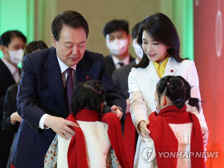 Yoon, first lady meet with young people in institutional care