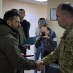 Zelensky entrega premios a médicos de combate y soldados heridos en la región de Kharkiv