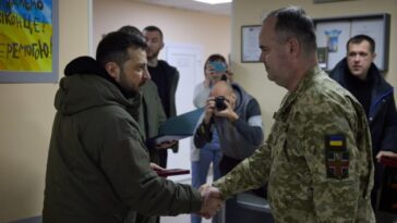 Zelensky entrega premios a médicos de combate y soldados heridos en la región de Kharkiv
