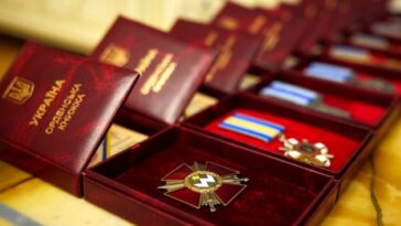 Zelensky entrega premios estatales a 95 defensores de Ucrania