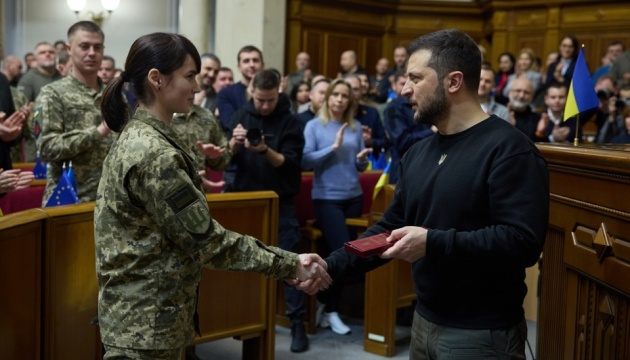 Zelensky entrega premios estatales al ejército ucraniano en Verkhovna Rada