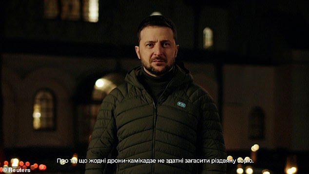 El presidente ucraniano, Volodymyr Zelensky, ha ofrecido un desafiante mensaje de esperanza a su pueblo esta Navidad, prometiendo nunca retroceder mientras su nación sigue bajo el asedio de Rusia.