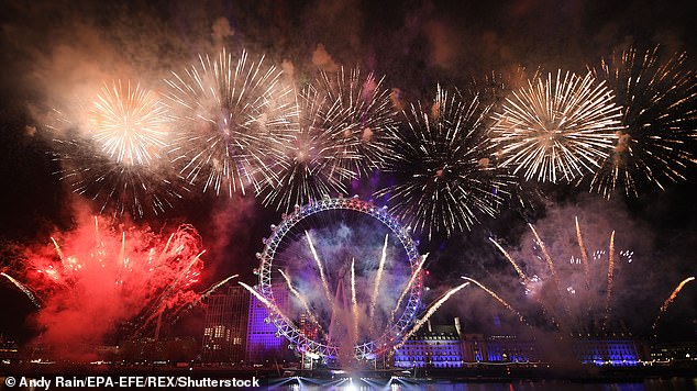Cientos de miles de juerguistas asistirán esta noche a grandes eventos de Nochevieja en todo el país (en la imagen: los fuegos artificiales de NYE de Londres el año pasado)