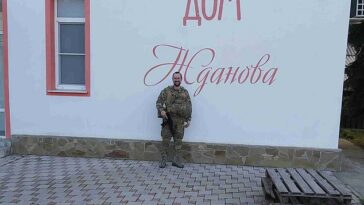 Una foto supuestamente muestra a Pavel Prigozhin parado frente al hotel antes de que las fuerzas ucranianas lo bombardearan.