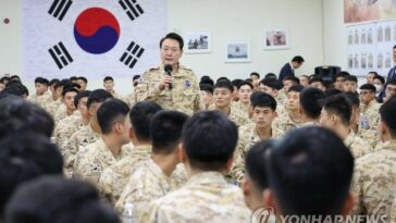 (LEAD) Yoon meets with S. Korean troops of Akh unit in UAE
