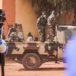 46 soldados marfileños indultados por la junta parten de Malí