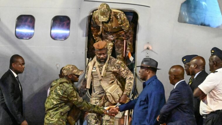46 soldados marfileños regresan a casa después del indulto de Malí