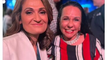 La presentadora de ABC Radio National Patricia Karvelas (izquierda) fue advertida por ser parcial después de compartir una selfie llamando a la ministra de Asuntos Indígenas Linda Burney (derecha) una 'leyenda' en Twitter la noche de las elecciones federales en 2022