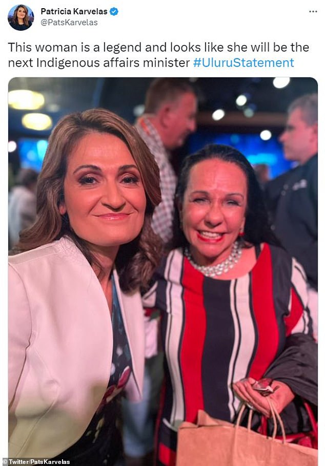 La presentadora de ABC Radio National Patricia Karvelas (izquierda) fue advertida por ser parcial después de compartir una selfie llamando a la ministra de Asuntos Indígenas Linda Burney (derecha) una 'leyenda' en Twitter la noche de las elecciones federales en 2022