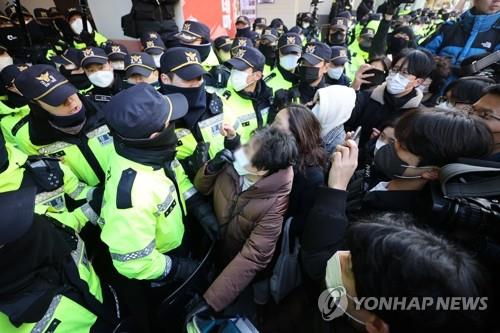 (2nd LD) Spy agency, police raid labor group over alleged anti-communist law violations