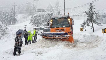 (LEAD) At least 3 injured, over 100 traffic accidents reported on heavy snowfall in Gangwon province