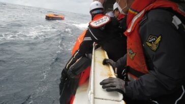 (5th LD) Two dead, 8 missing as cargo ship carrying 22 sinks off Jeju