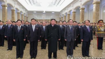 (LEAD) N. Korean leader visits late father&apos;s mausoleum