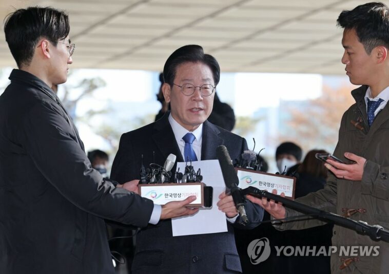 (LEAD) Opposition leader Lee appears for questioning in corruption probe