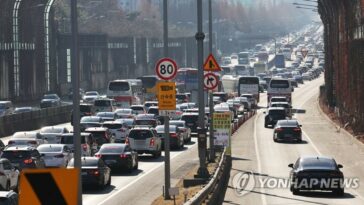 (LEAD) Traffic slows as Lunar New Year holiday begins