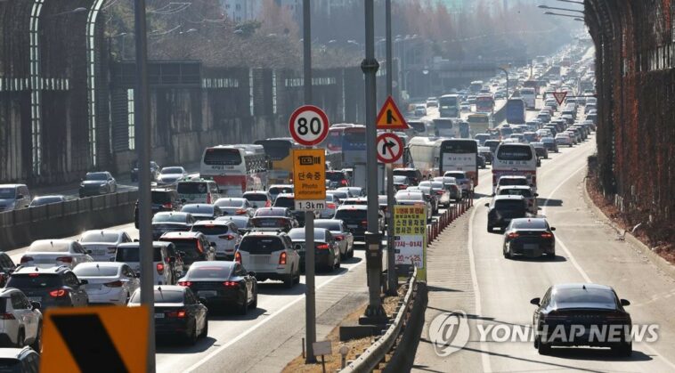 (2nd LD) Traffic slows as Lunar New Year holiday begins