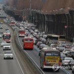 (LEAD) Traffic builds up on highways as people return to Seoul from Lunar New Year holiday