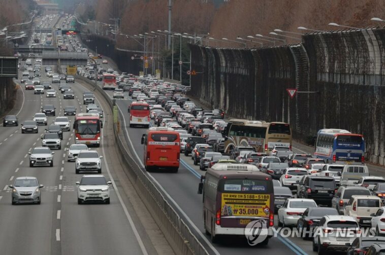 (LEAD) Traffic builds up on highways as people return to Seoul from Lunar New Year holiday