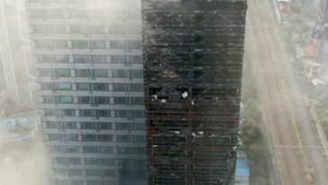 (LEAD) Fire engulfs parking tower in Busan; no injuries reported