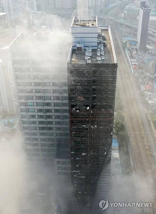 (LEAD) Fire engulfs parking tower in Busan; no injuries reported