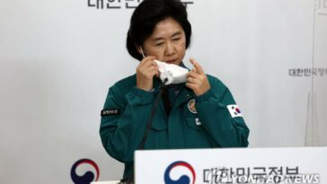 (LEAD) S. Korea&apos;s new COVID-19 cases below 30,000 for 2nd day