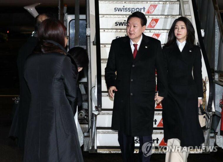 (LEAD) Yoon arrives in Switzerland to attend Davos forum