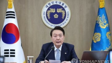 (LEAD) Yoon calls for adjusting regulatory, labor systems to global standards