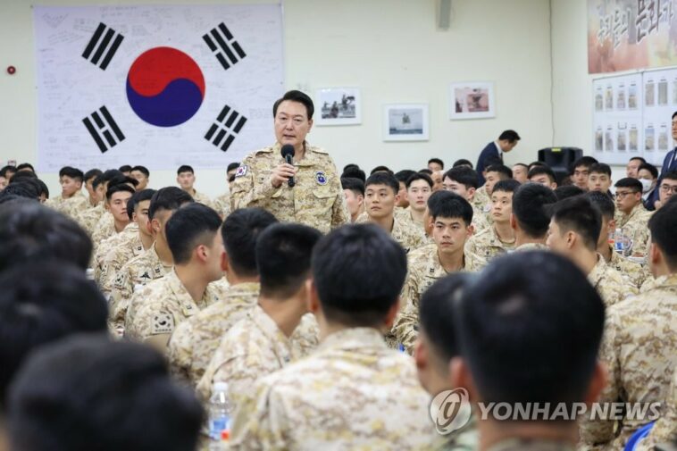 (LEAD) Yoon meets with S. Korean troops of Akh unit in UAE