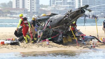 Se ve un helicóptero involucrado en un accidente en un banco de arena a las afueras del parque temático Sea World en Gold Coast.