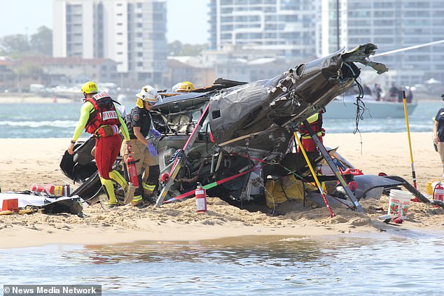 Se ve un helicóptero involucrado en un accidente en un banco de arena a las afueras del parque temático Sea World en Gold Coast.