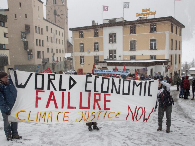 Activistas climáticos en Davos protestan por el papel de las empresas petroleras en WEF
