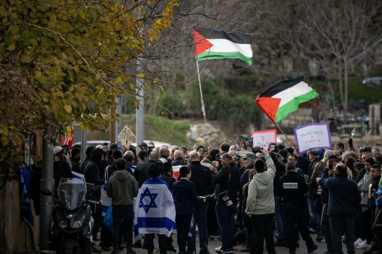 Activistas israelíes participan en izar la bandera palestina en Jerusalén