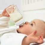 Los bebés veganos podrían correr el riesgo de sufrir problemas de salud graves, advirtieron los dietistas, después de que el NHS publicara consejos sobre la dieta en bebés (foto de archivo)