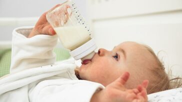 Los bebés veganos podrían correr el riesgo de sufrir problemas de salud graves, advirtieron los dietistas, después de que el NHS publicara consejos sobre la dieta en bebés (foto de archivo)
