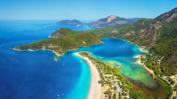 Una vista aérea de Blue Lagoon en Oludeniz, Turquía.  Unos 3,3 millones de británicos viajaron al país el año pasado.
