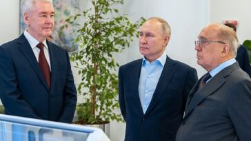El presidente ruso, Vladimir Putin (centro), acompañado por el alcalde de Moscú, Sergei Sobyanin (izquierda) y Viktor Sadovnichy (derecha), rector de la Universidad Estatal de Moscú.