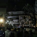 Al menos 3 muertos y decenas atrapados al derrumbarse edificio en India