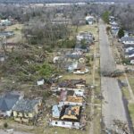 Los árboles son arrancados y las casas destruidas en Selma, Alabama, el viernes después de que un tornado azotara la ciudad el jueves por la noche.