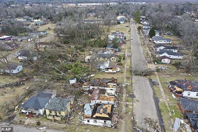 Los árboles son arrancados y las casas destruidas en Selma, Alabama, el viernes después de que un tornado azotara la ciudad el jueves por la noche.