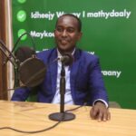 Al negarse a guardar silencio sobre las directivas de los medios, periodista somalí va a juicio