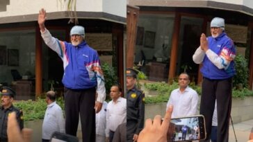 Amitabh Bachchan saluda a los fanáticos con una sonrisa y las manos cruzadas, los saluda con la mano en medio de fuertes vítores en Jalsa.  Mirar
