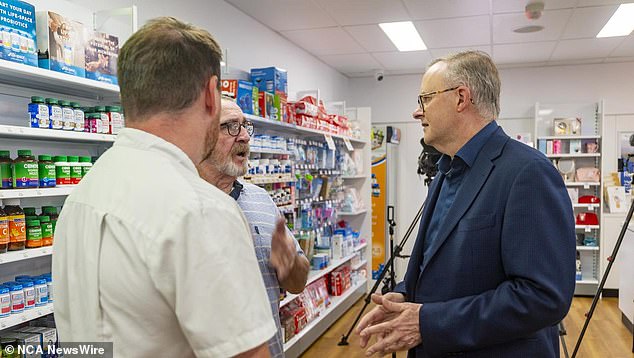 Medicare se someterá a su revisión más importante desde su creación.  Arriba, el primer ministro Anthony Albanese en una farmacia.