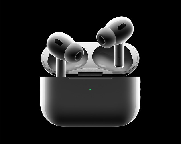Afirmación interna: Apple podría estar desarrollando una versión nueva y más económica de sus auriculares inalámbricos que lo ayudarán a mantenerse al día con los competidores, sugieren fuentes de la industria.  Se rumorea que el gigante tecnológico está trabajando en un producto llamado 'AirPods Lite'.  En la imagen, los AirPods Pro 2 de Apple.