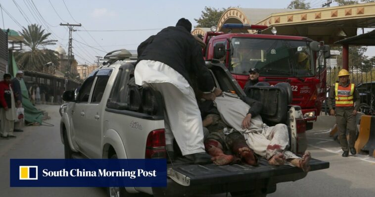 Atacante suicida en Pakistán mata a 25 y hiere a 120 durante oraciones en mezquita